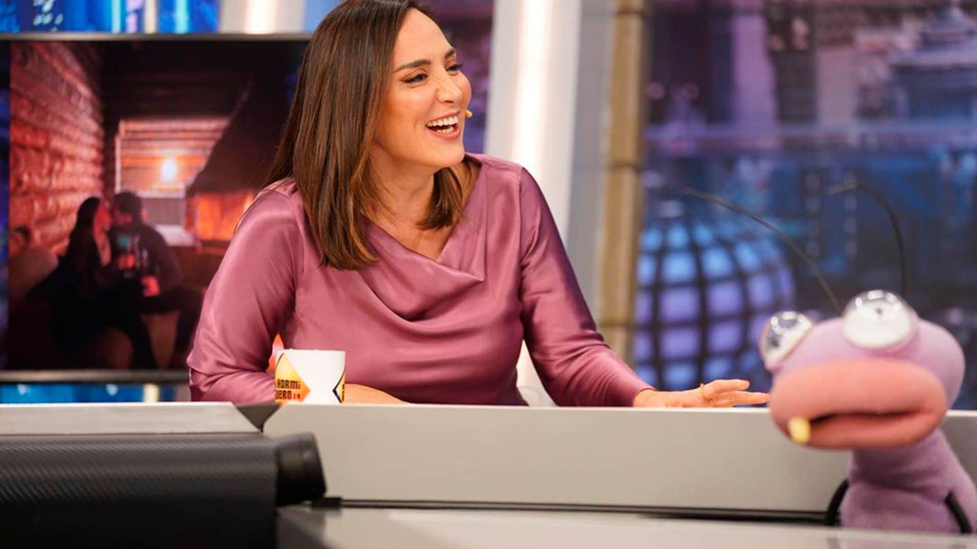 Tamara Falcó estrena un vestido satinado 'made in Spain', ideal para tu próximo look de invitada
