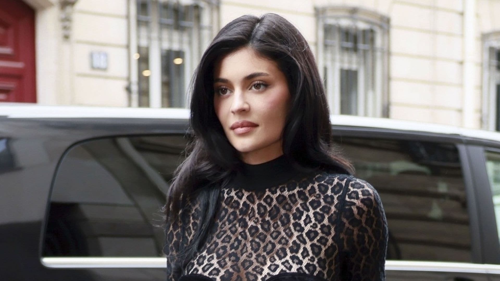 Kylie Jenner recupera un minivestido de terciopelo de hace 30 años para una cena en París