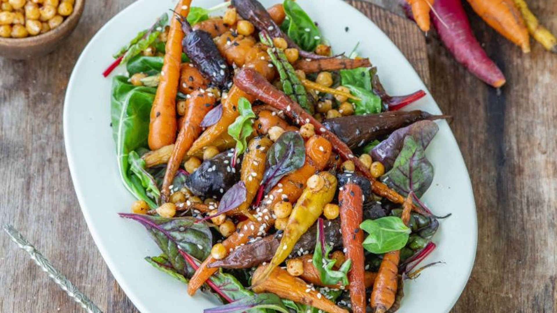 Ensalada de zanahorias tiernas con garbanzos