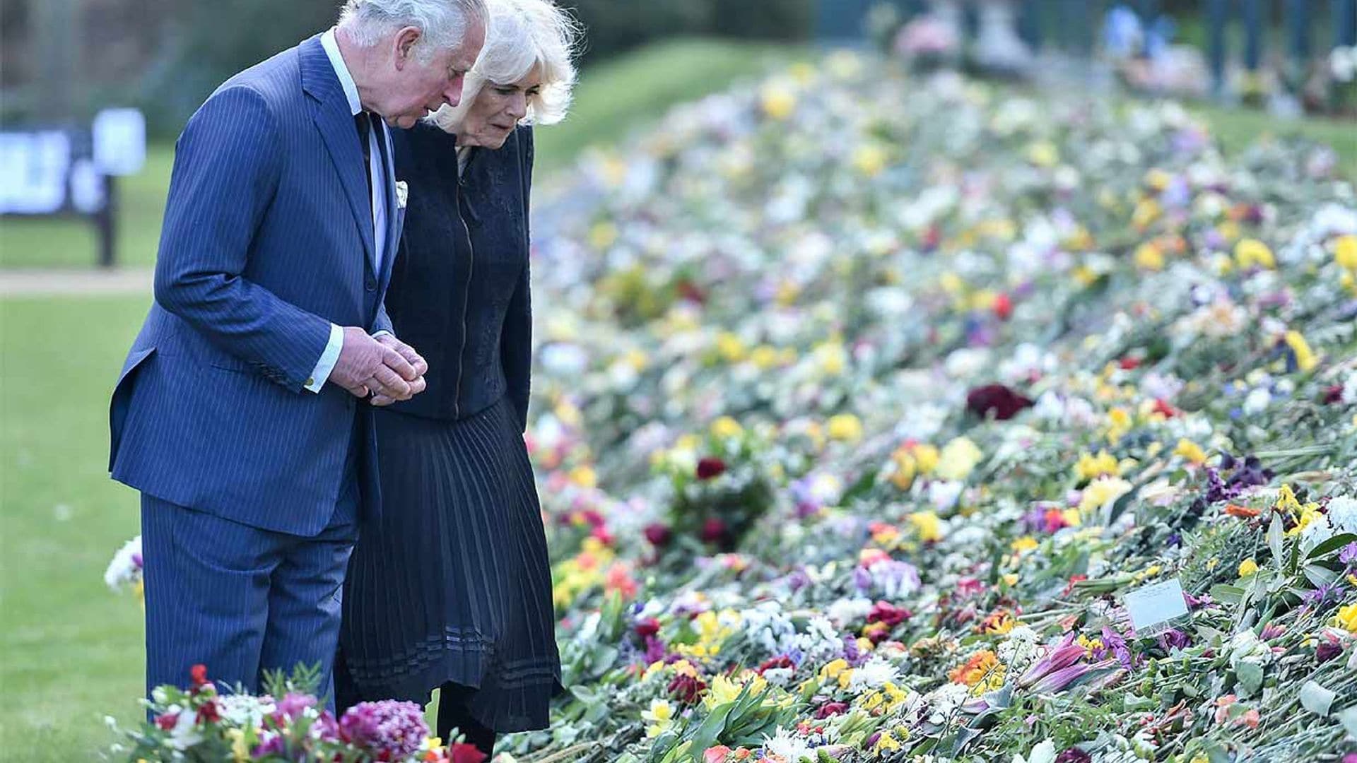 El príncipe Carlos y Camilla de Cornualles visitan emocionados el homenaje al duque de Edimburgo en Marlborough House