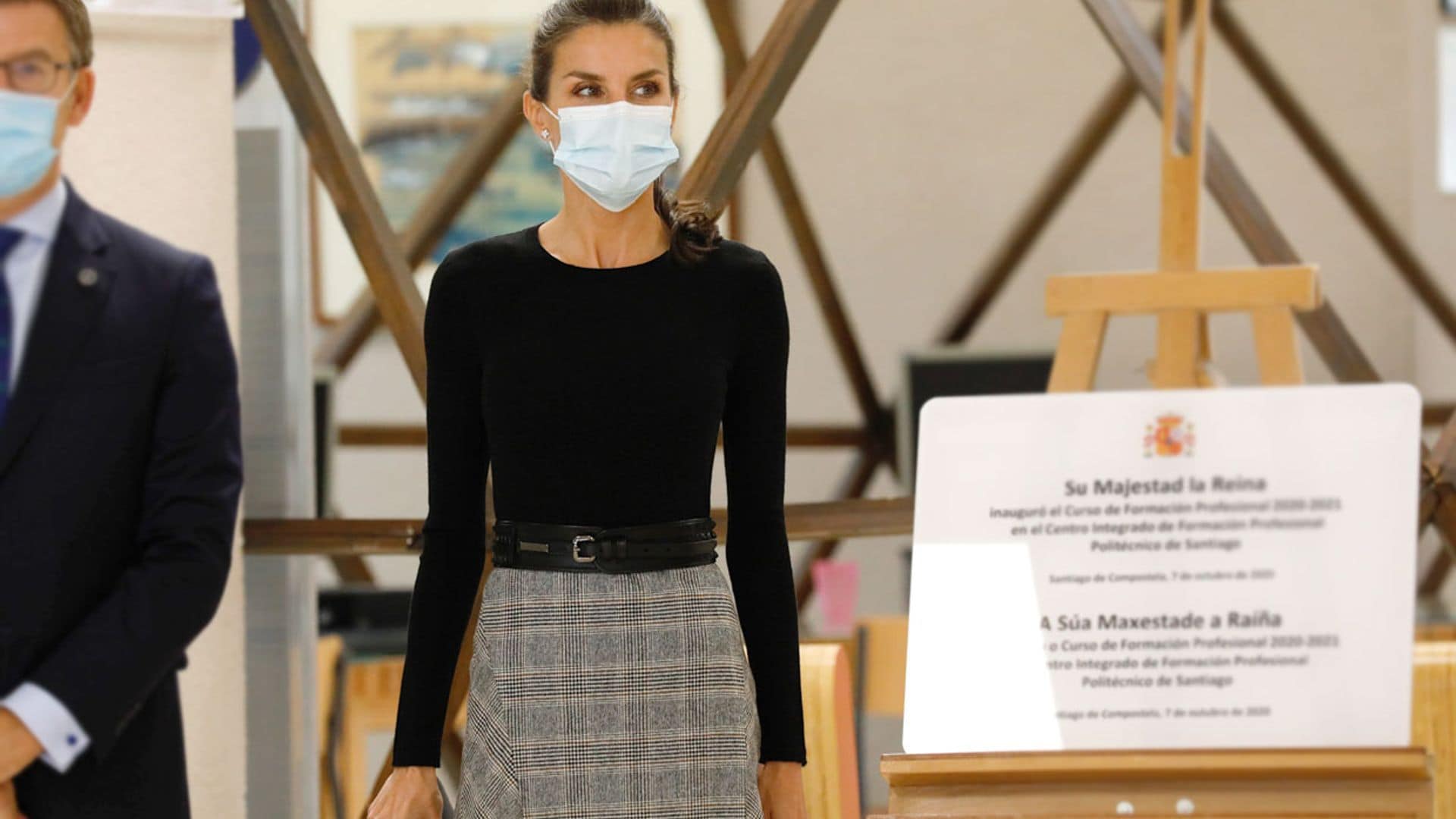 Doña Letizia actualiza su falda 'Rania' de rebajas y consigue que parezca de estreno