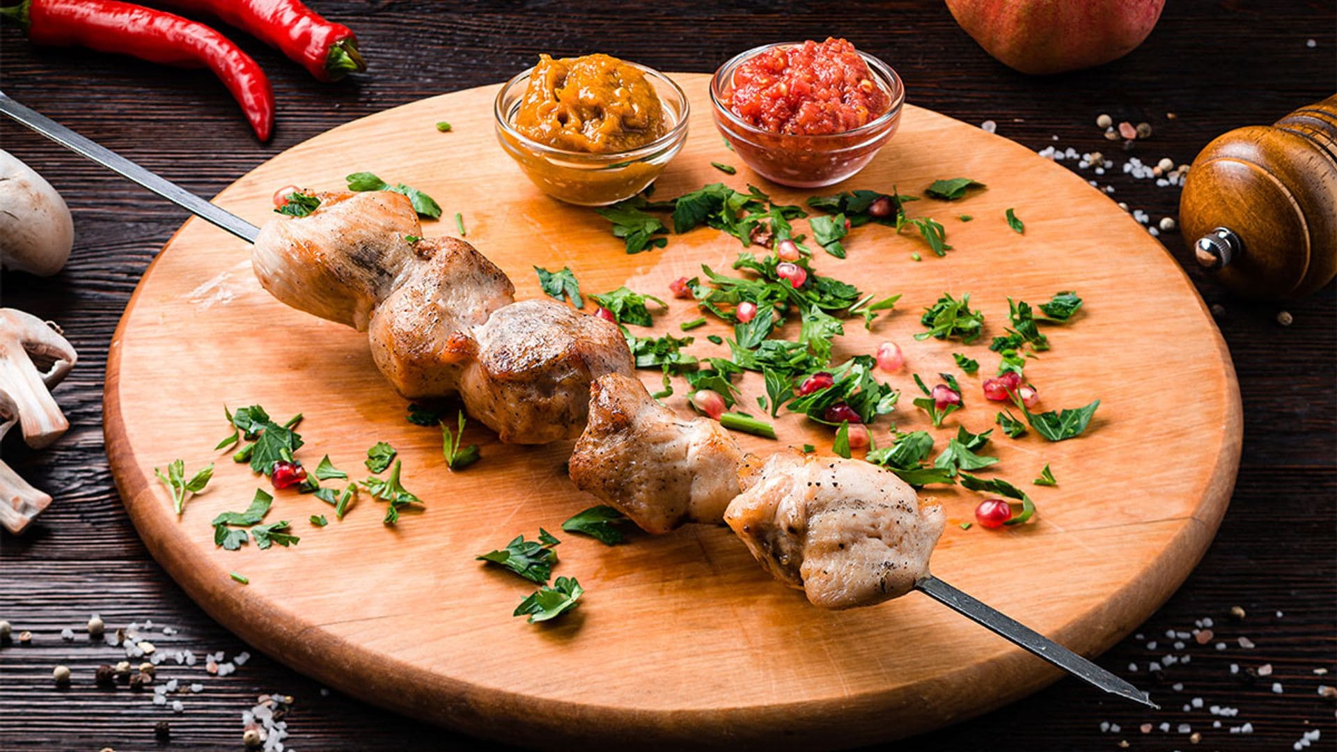 Brochetas de pollo con salsa Tkemali y salsa Satsebeli