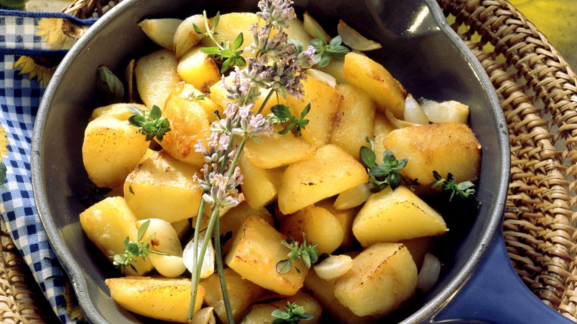 Patatas con ajo y flor de orégano