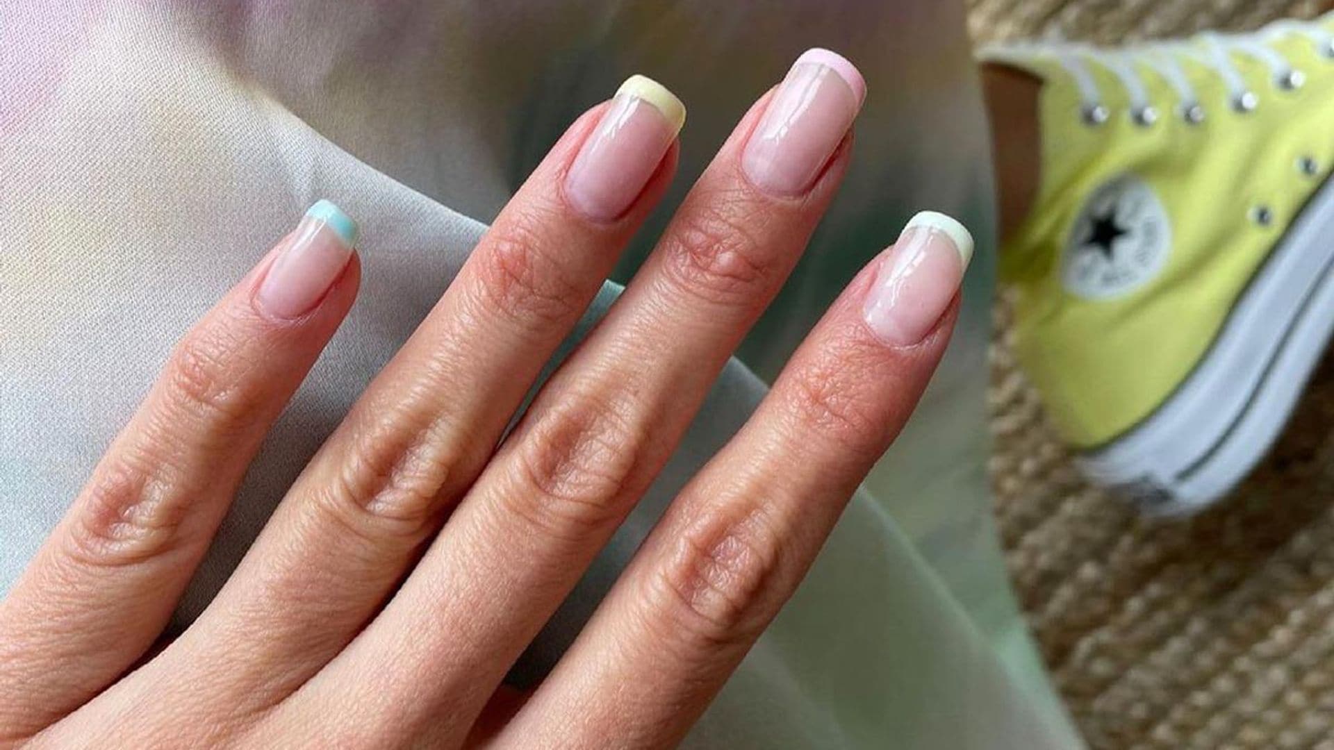 Hazte la manicura francesa multicolor en casa con el truco viral más fácil