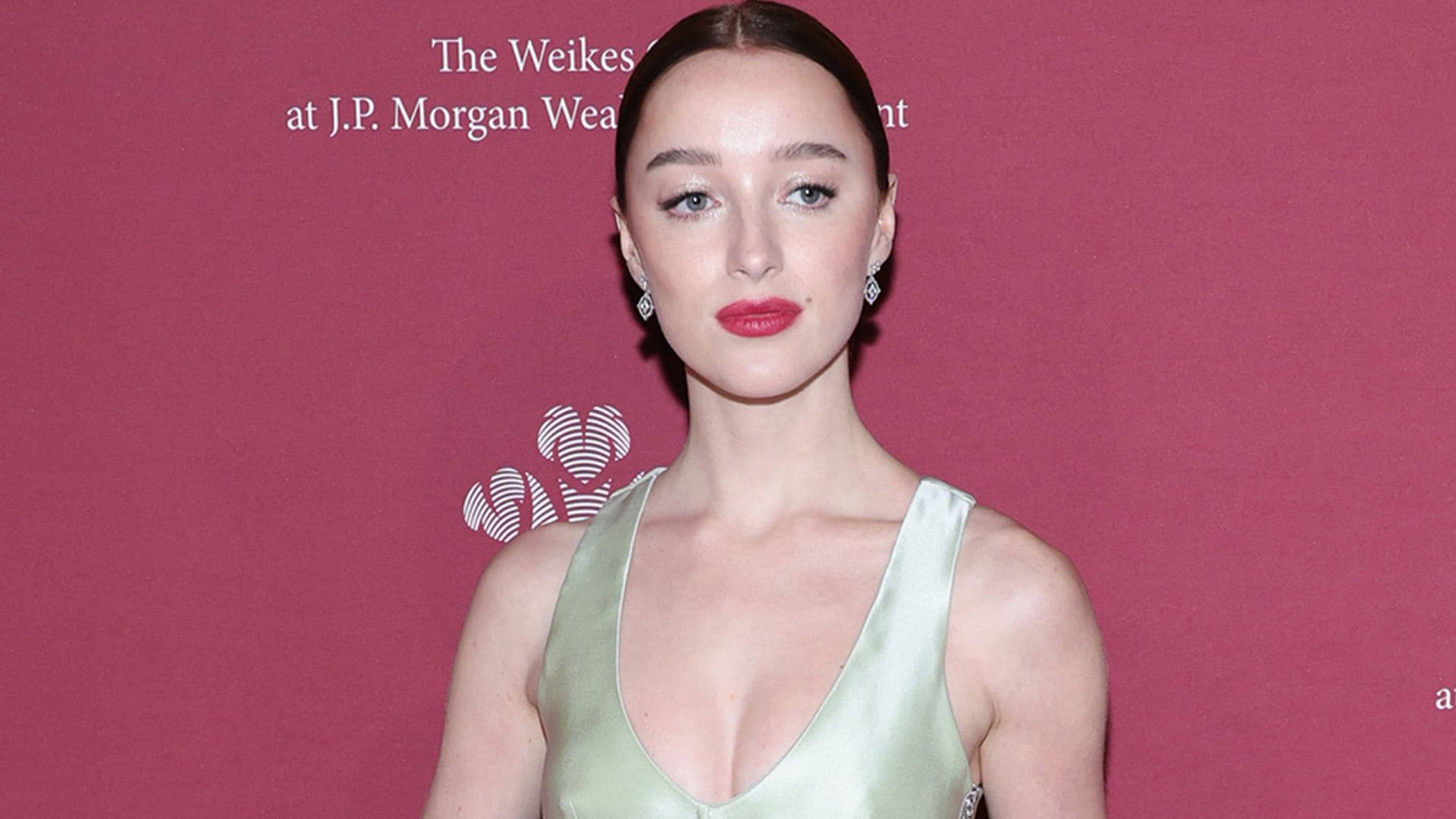 Phoebe Dynevor triunfa en la alfombra roja con el color más inesperado de la temporada