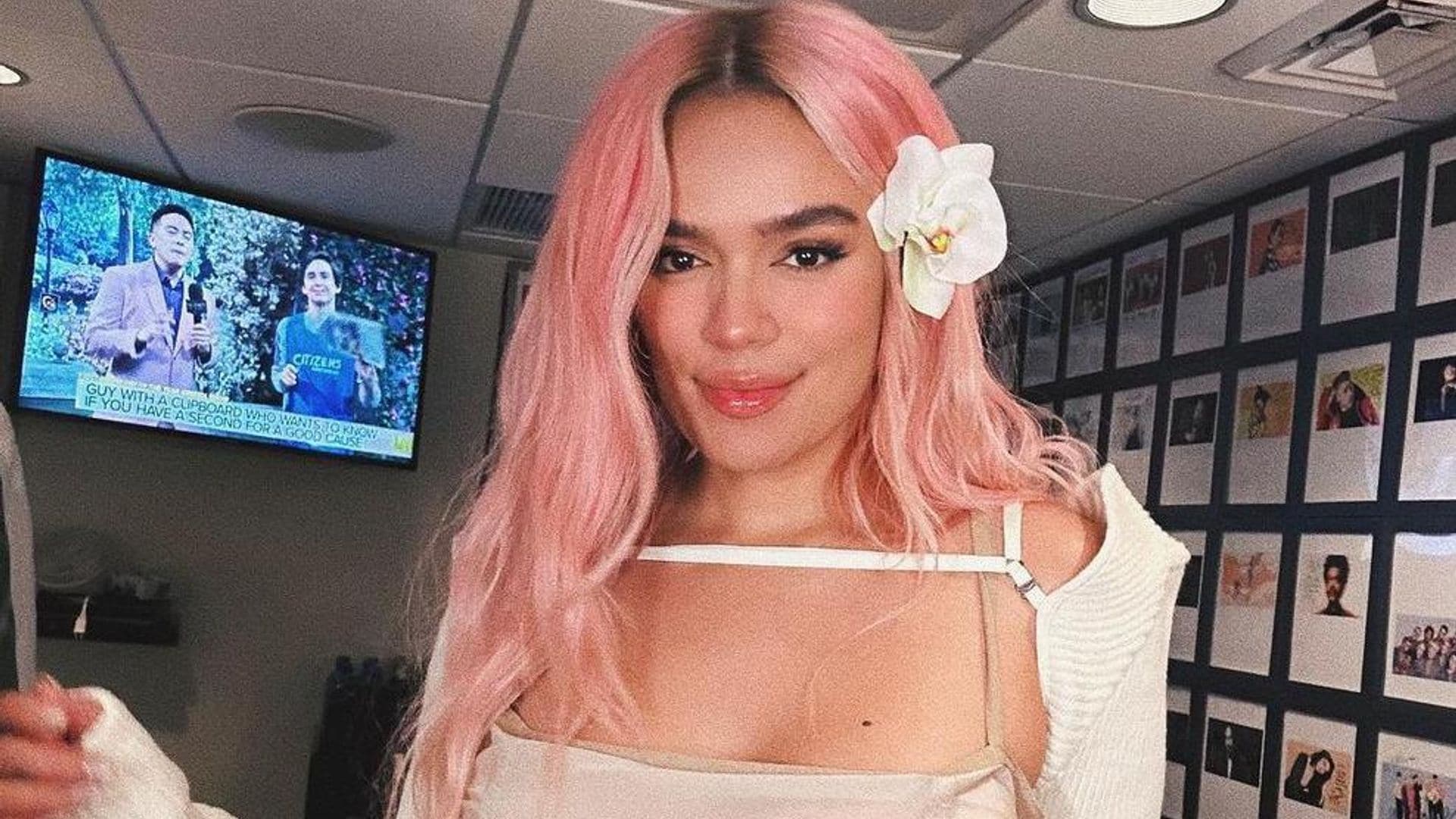 Karol G cambia de look y se une al lado pink