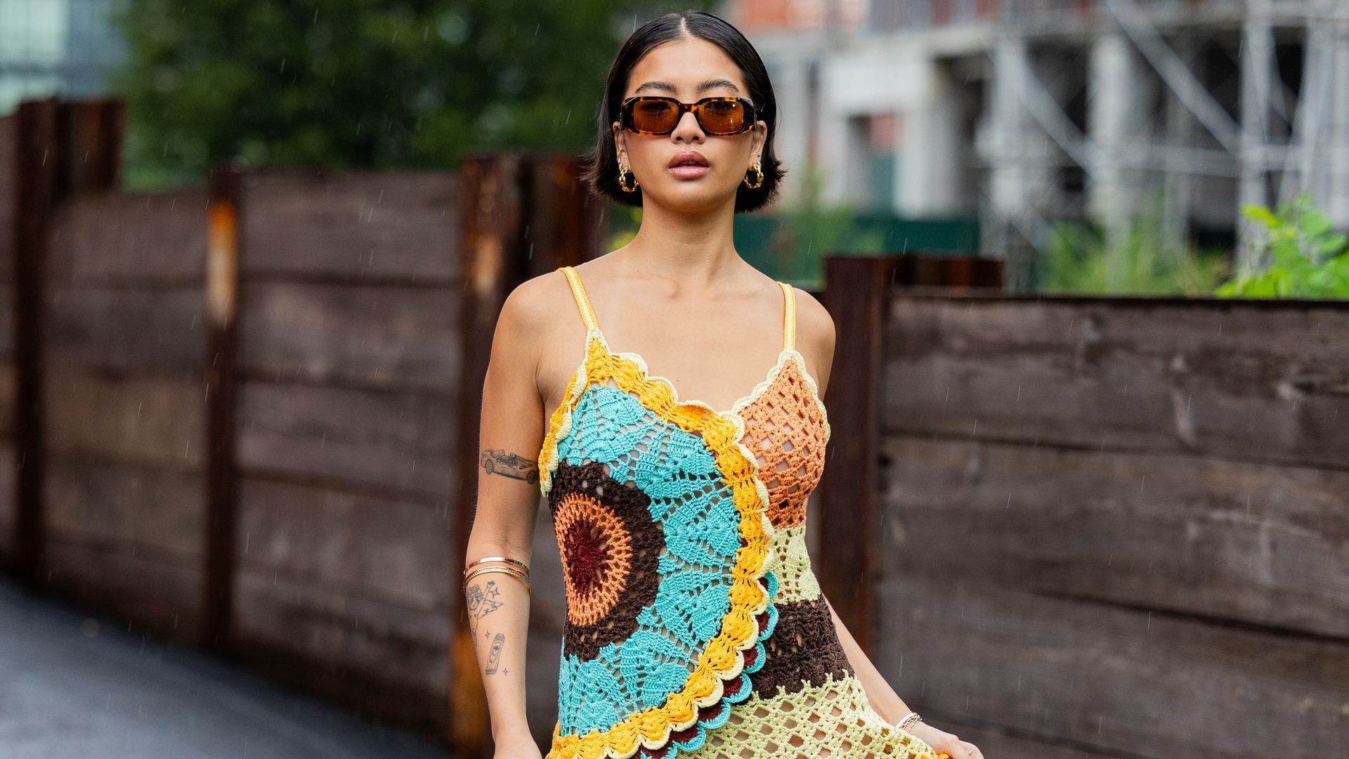 Stephanie Hui con conjunto de crochet multicolor en Nueva York