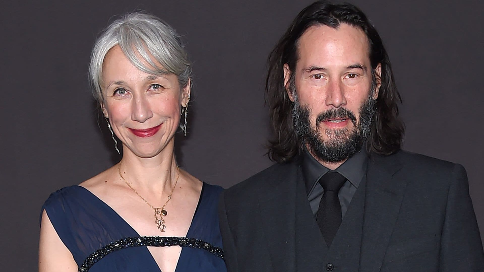 Keanu Reeves asiste con novia a un estreno por primera vez en décadas