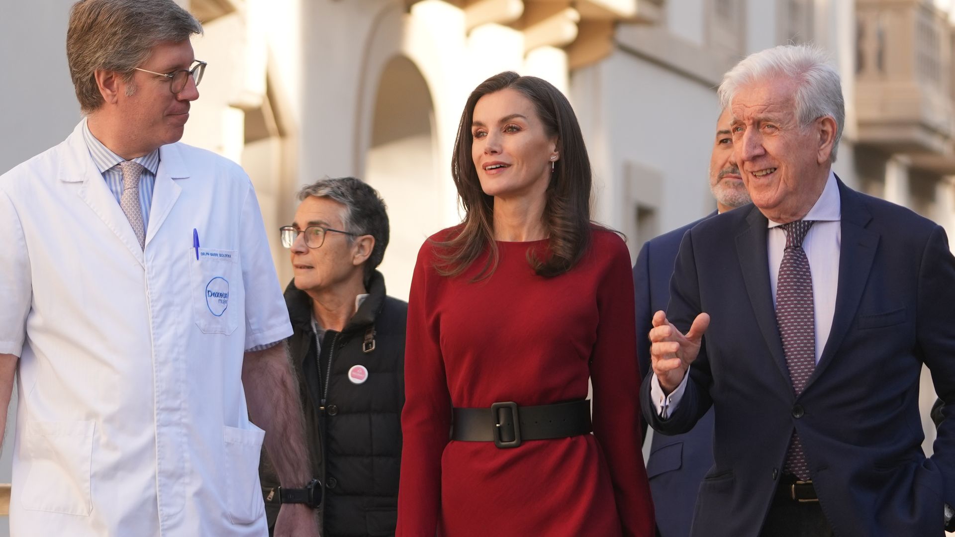 La reina Letizia reinventa su vestido de punto rojo con un accesorio clave y favorecedor