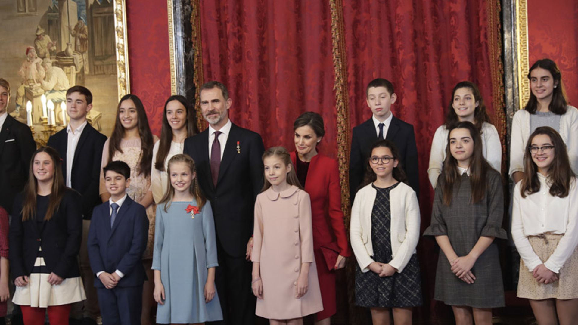 Fotogalería: la generación de Leonor entra en palacio y comparte con ella su gran día