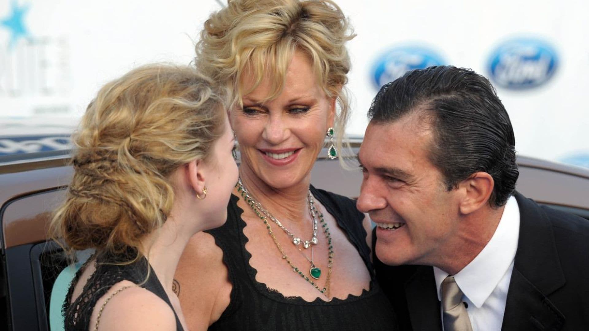 Melanie Griffith y Antonio Banderas se deshacen en halagos con su hija Stella en el día de su cumpleaños