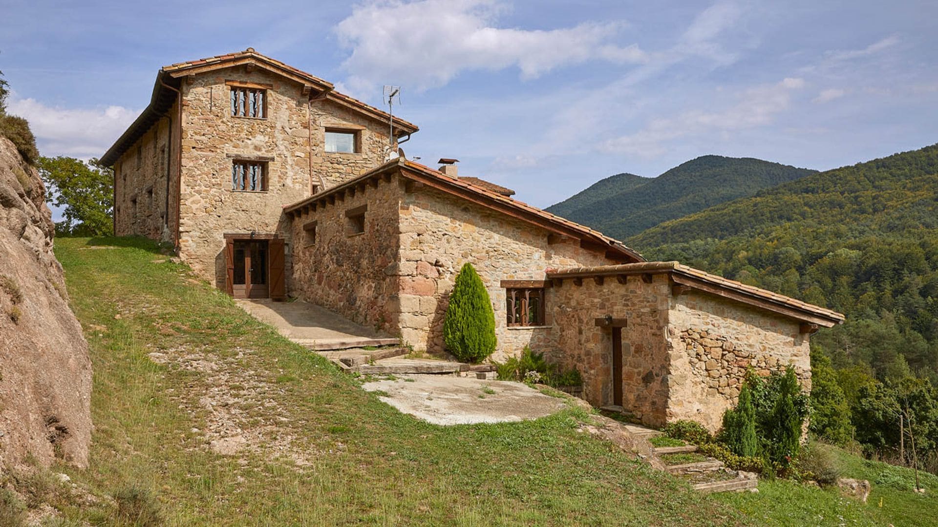 Esta masía de Girona conserva su estilo campestre, pero con un toque rústico actualizado