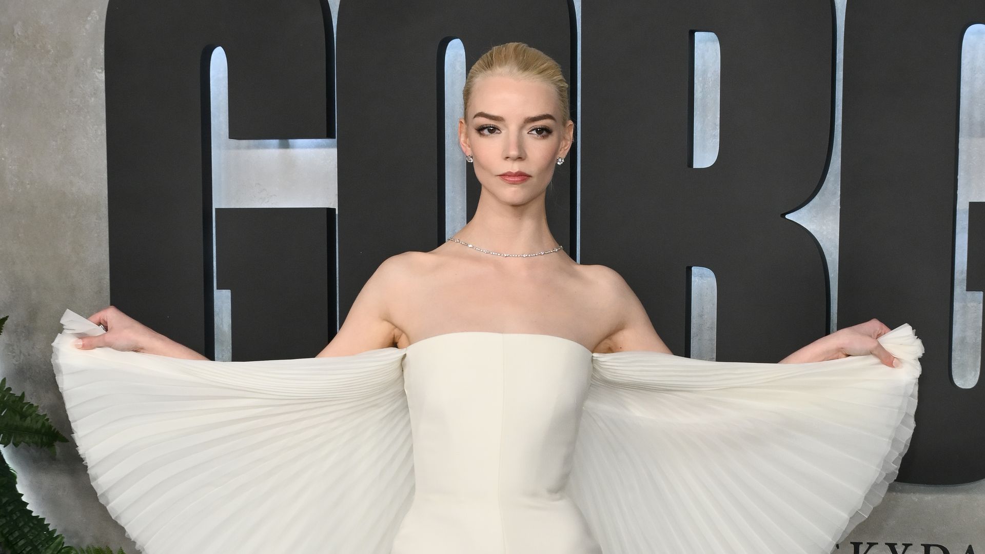 Anya Taylor-Joy sorprende con un 'vestido alado' y el último truco de estilo que triunfa en Hollywood