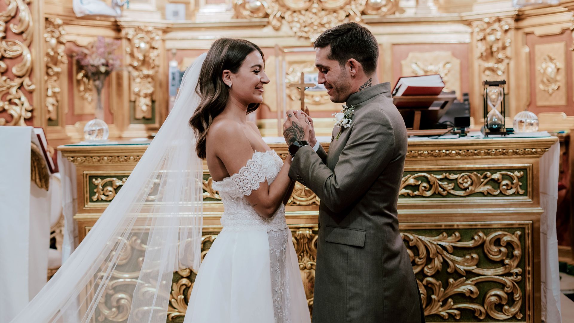 EXCLUSIVA: Analizamos los looks nupciales de Ana Guerra y Víctor Elías en su primer 'sí, quiero'