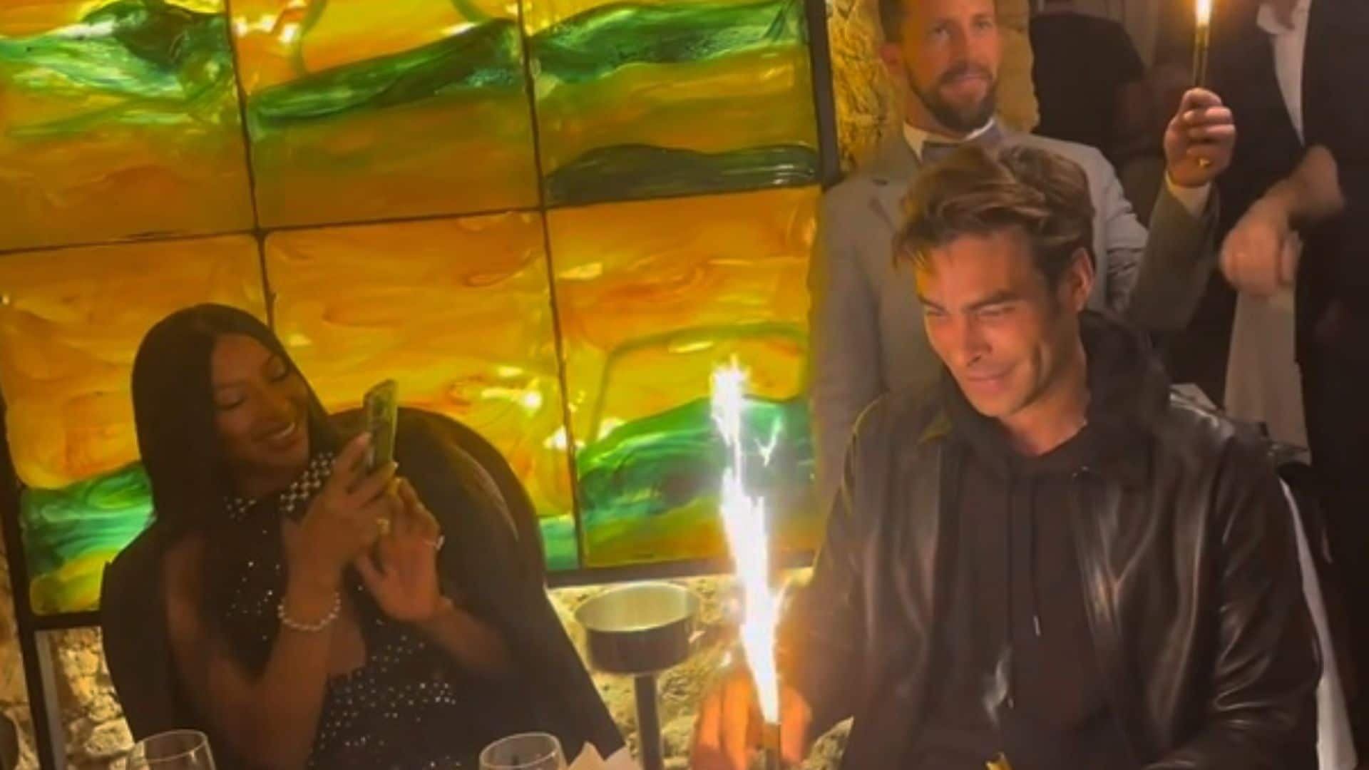 El impresionante cumpleaños de Jon Kortajarena soplando las velas con Naomi Campbell en el festival de Cannes