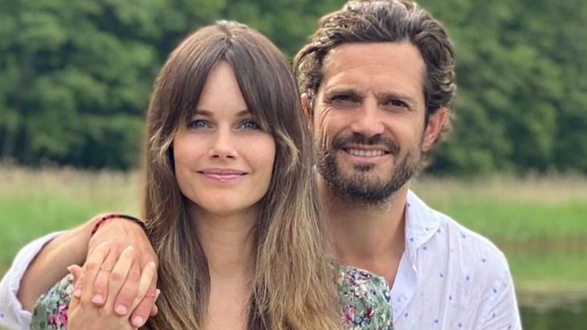 Carlos Felipe y Sofía de Suecia inauguran con un posado su primer verano como familia numerosa