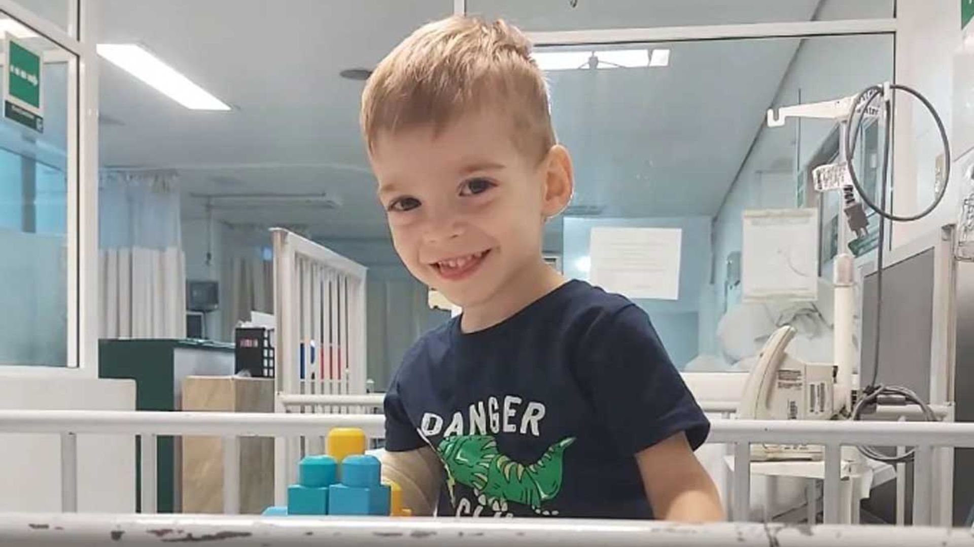 Oliver, el niño español de dos años con un grave tumor cerebral al que nadie opera en México, ya está en Barcelona