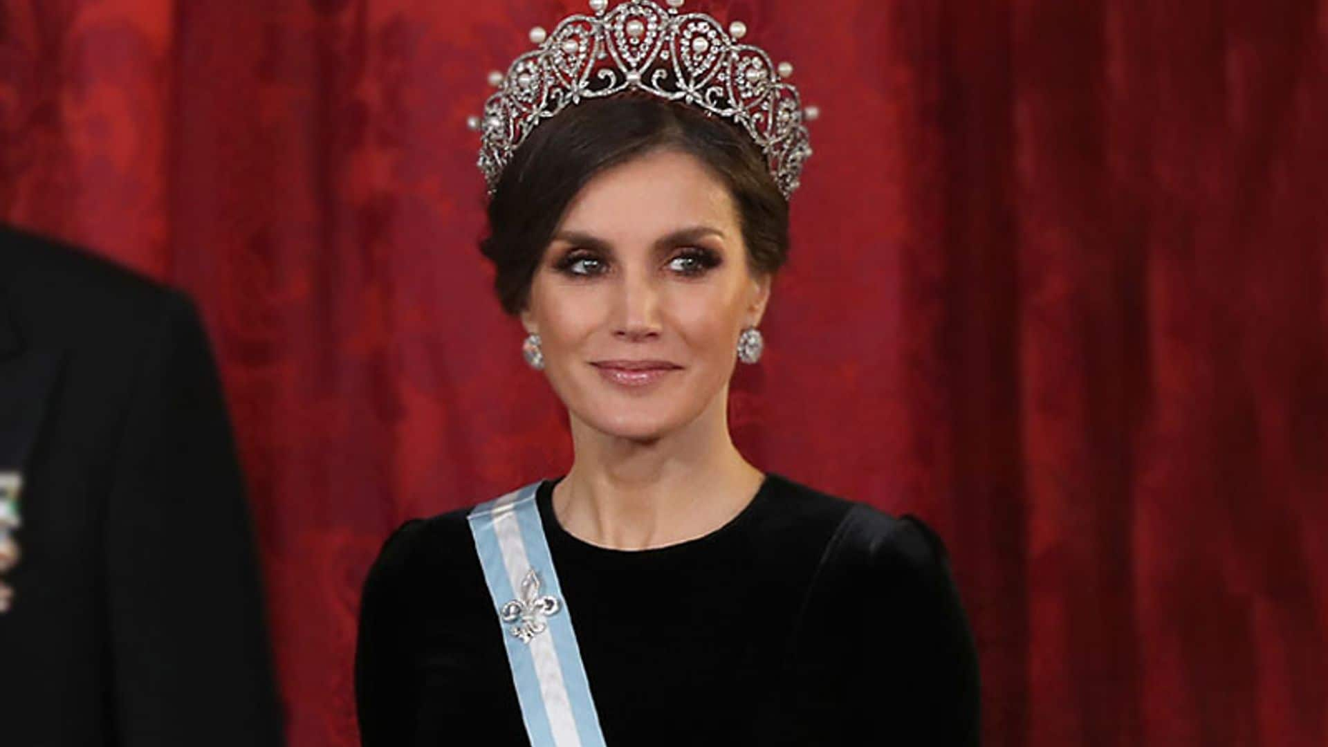 Doña Letizia recicla su imponente vestido de terciopelo entallado