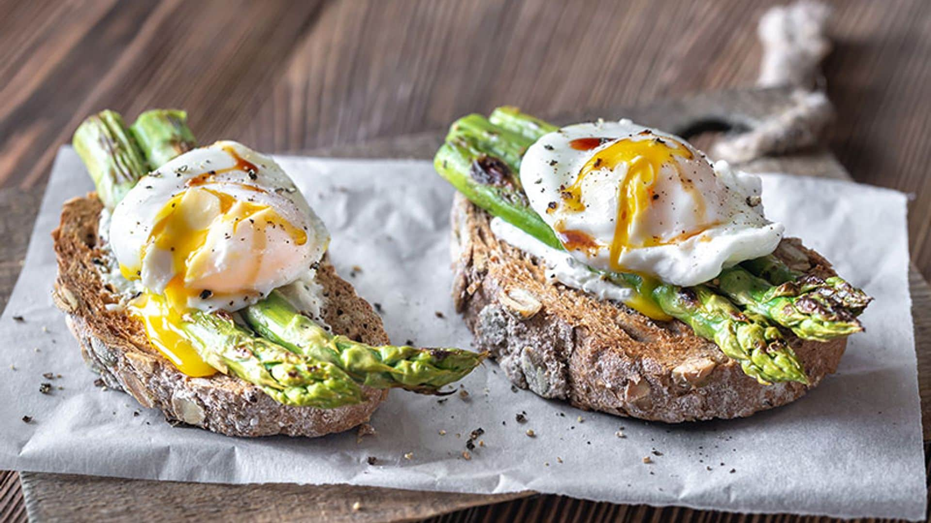 Tosta de trigueros con huevo poché