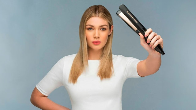 Mujer rubia con melena lisa y planchas de pelo de Remington