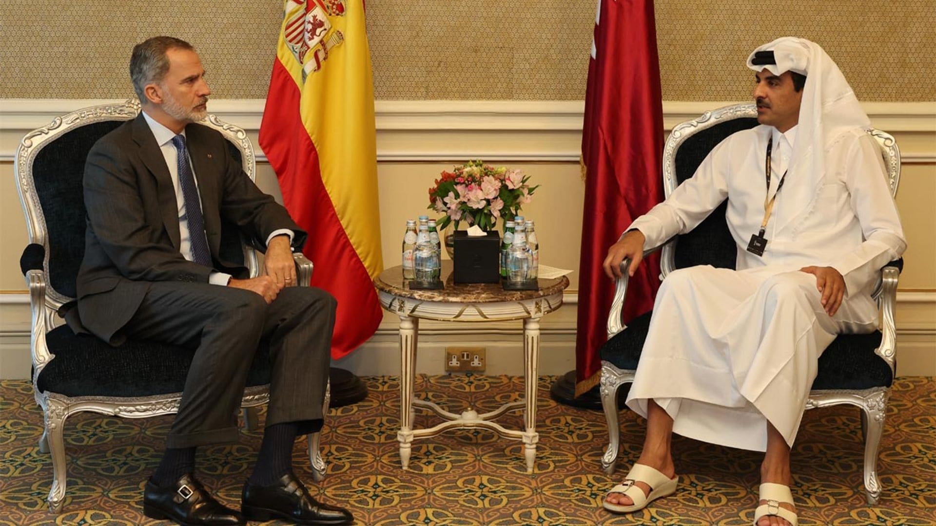 El rey Felipe se reúne con el emir de Catar y con empresarios españoles