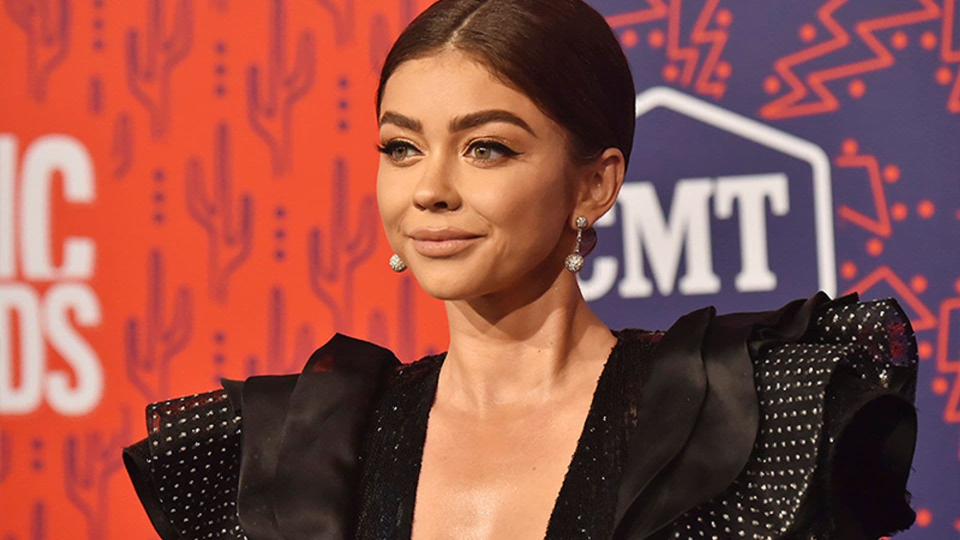 Emily Ratajkowski y Sarah Hyland enfrentan a sus fans por un vestido