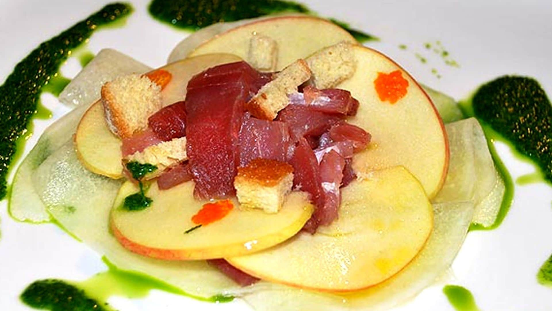 Ensalada de atún marinado con manzanas