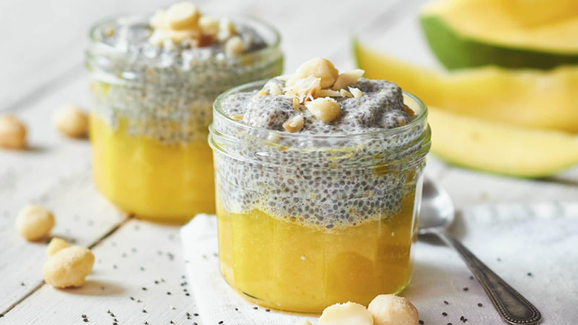 Pudin de chía y mango con nueces de macadamia