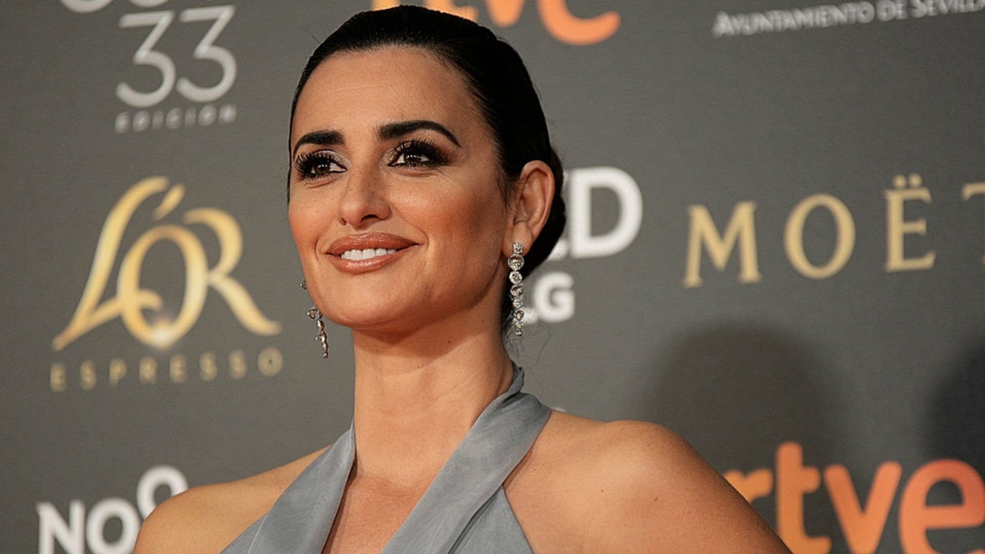 Penélope Cruz deslumbra en un Chanel y llega acompañada a los Premios Goya por su madre