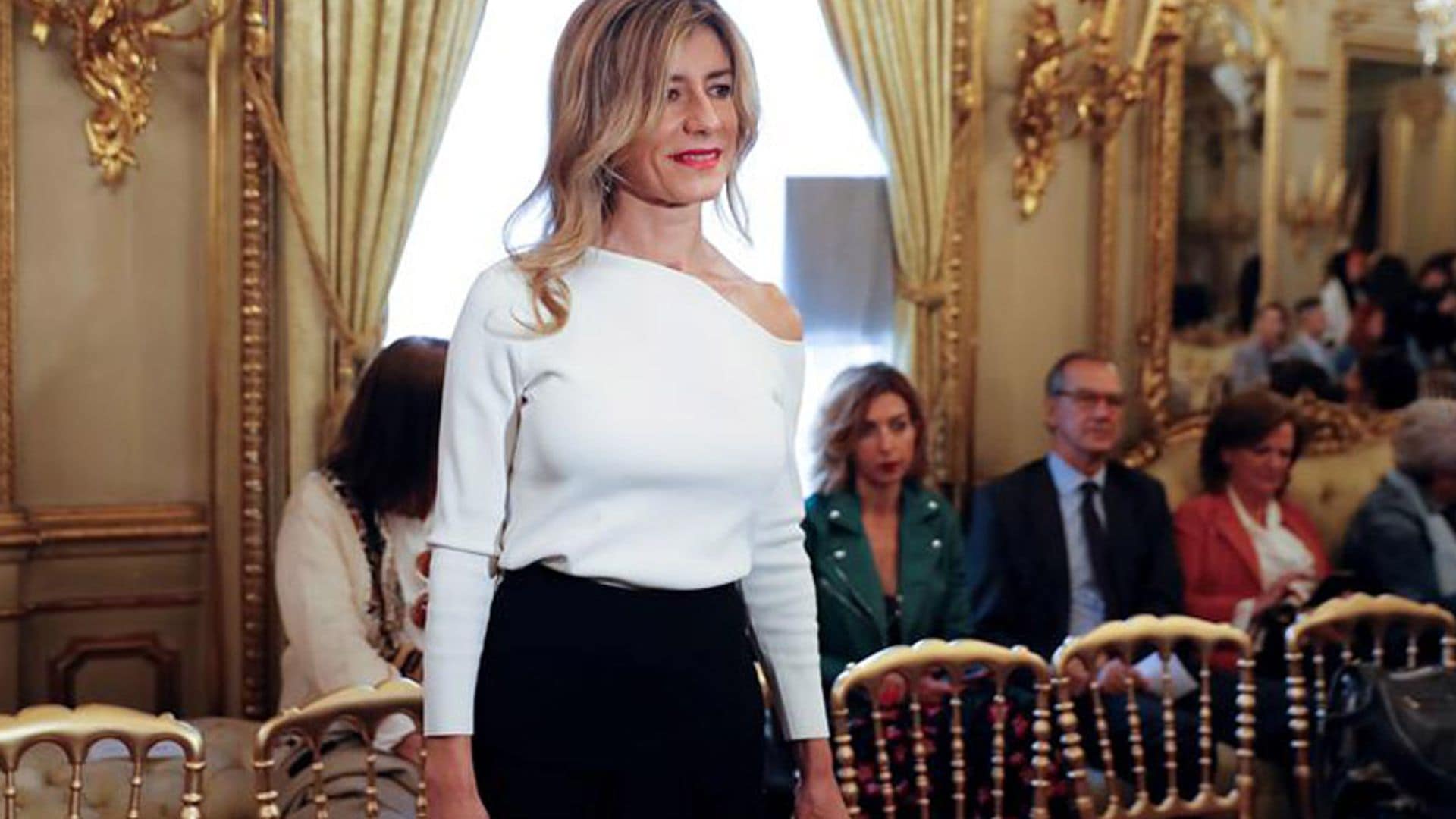 Begoña Gómez luce el escote más estilizador en su nueva cita con la moda española