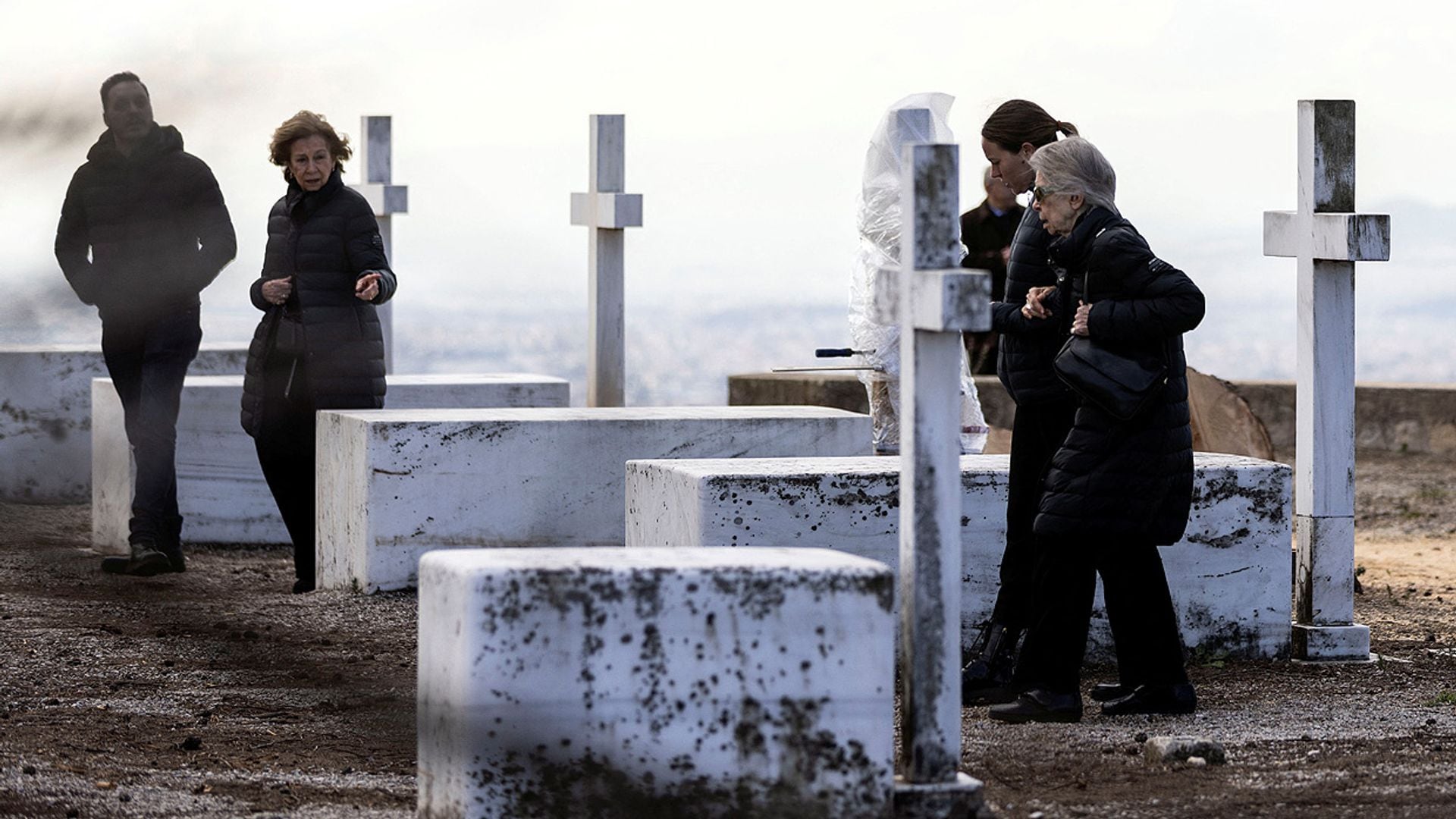 La reina Sofía y los hijos de Constantino de Grecia supervisan los trabajos en el cementerio de Tatoi antes del entierro