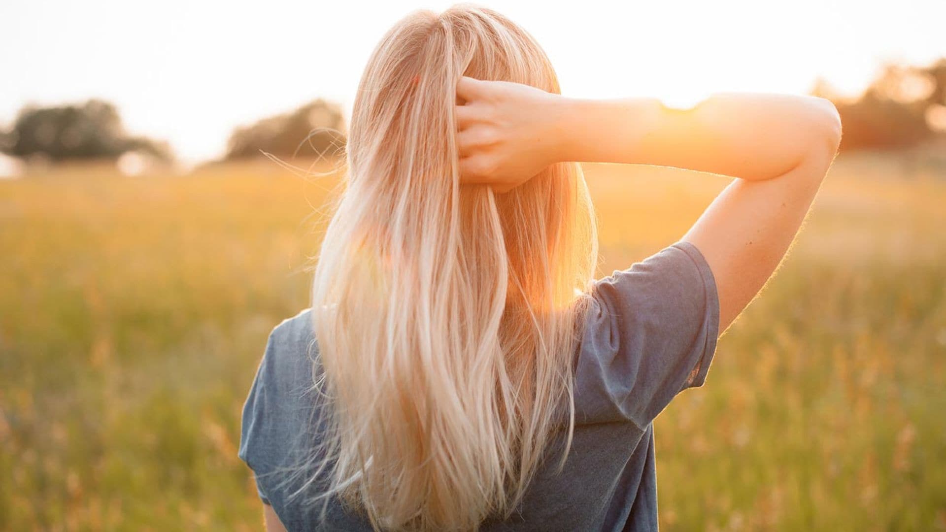 mujer tocando pelo