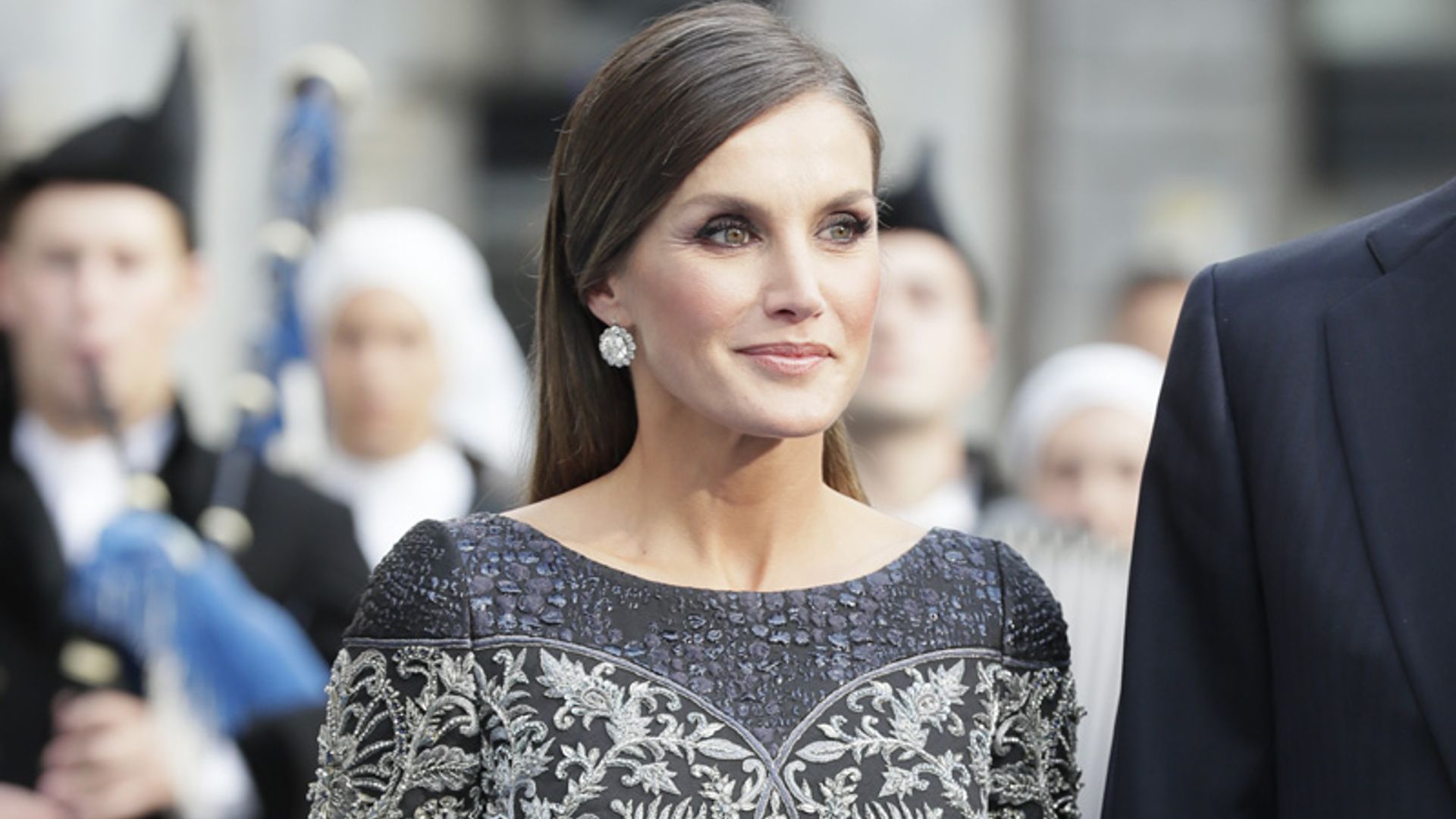 Bordado a mano y con una silueta inusual, así es el exclusivo diseño de la reina Letizia