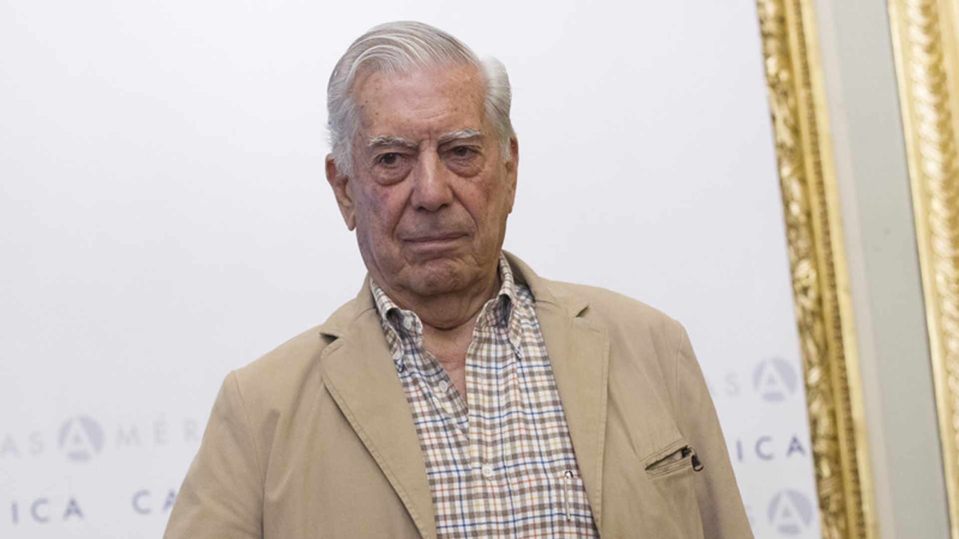 Mario Vargas Llosa, ingresado tras sufrir una caída