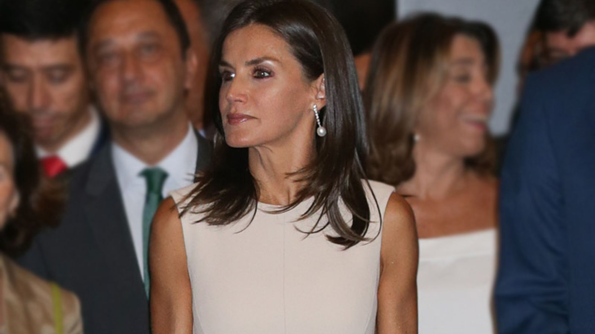 Nuevo guiño de doña Letizia a Juliana Awada: recicla el vestido de su primer duelo de estilo