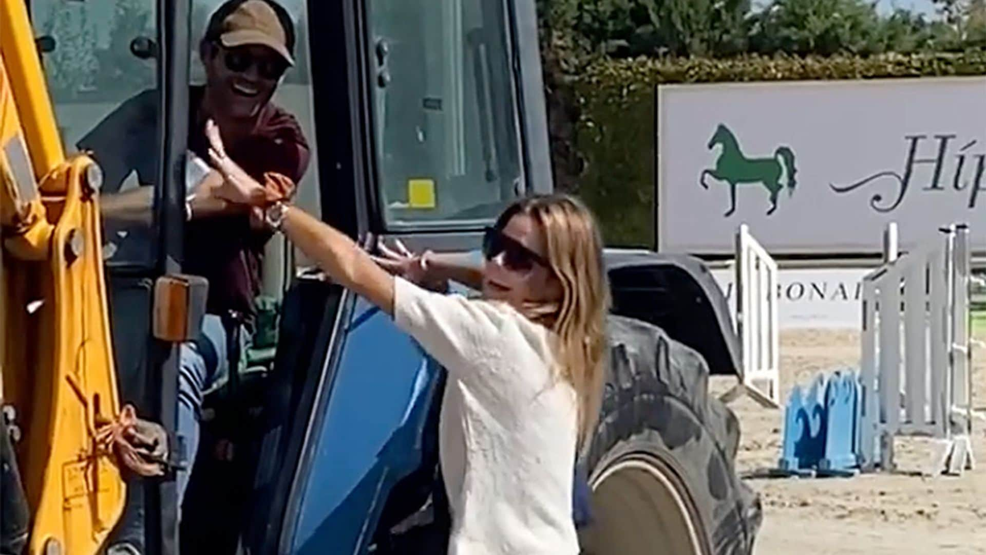 La entrada estelar de Amelia Bono a la hípica con tacones y… ¡en tractor!