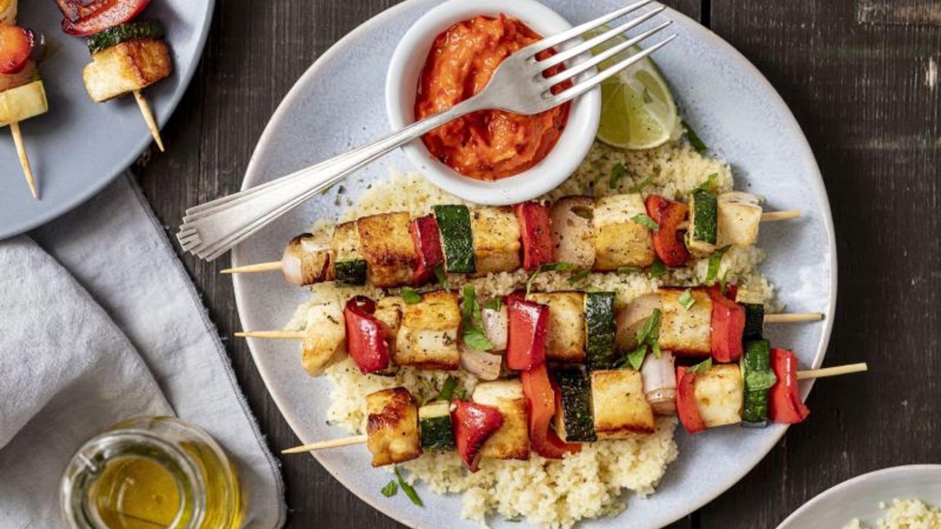 Brochetas de verduras y 'halloumi' sobre cuscús