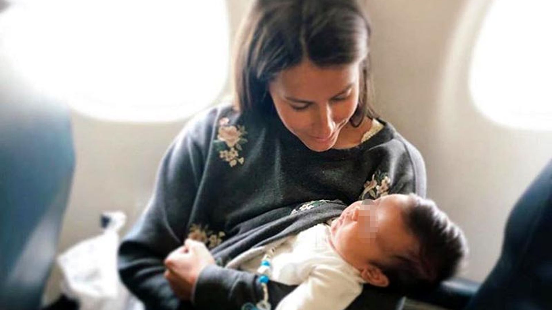 ¡Un bebé de altos vuelos! Ana Boyer demuestra que su hijo Miguel es el mejor compañero de viaje