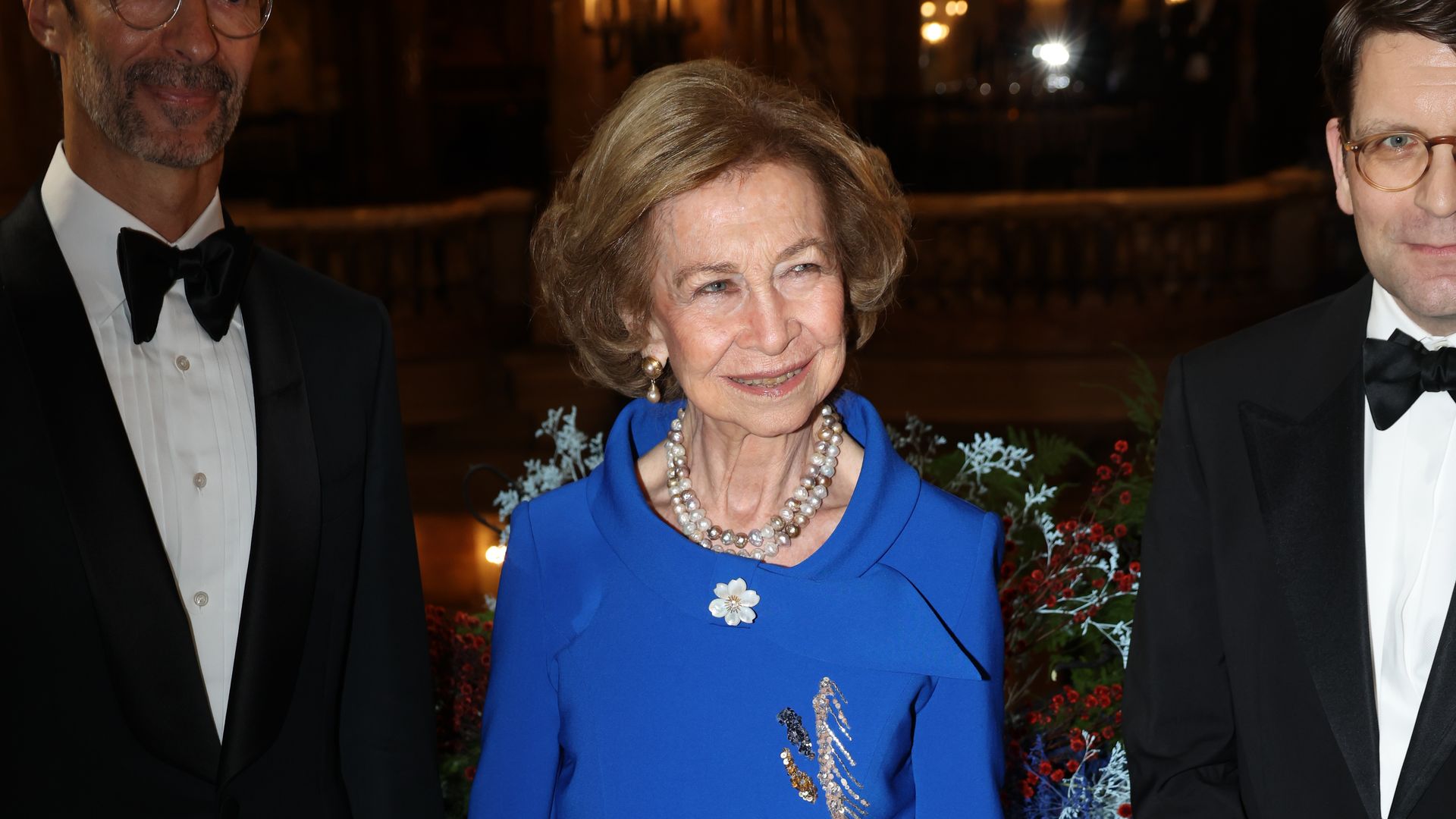 La reina Sofía, pura elegancia con vestido de pedrería y collar de perlas Kasumiga