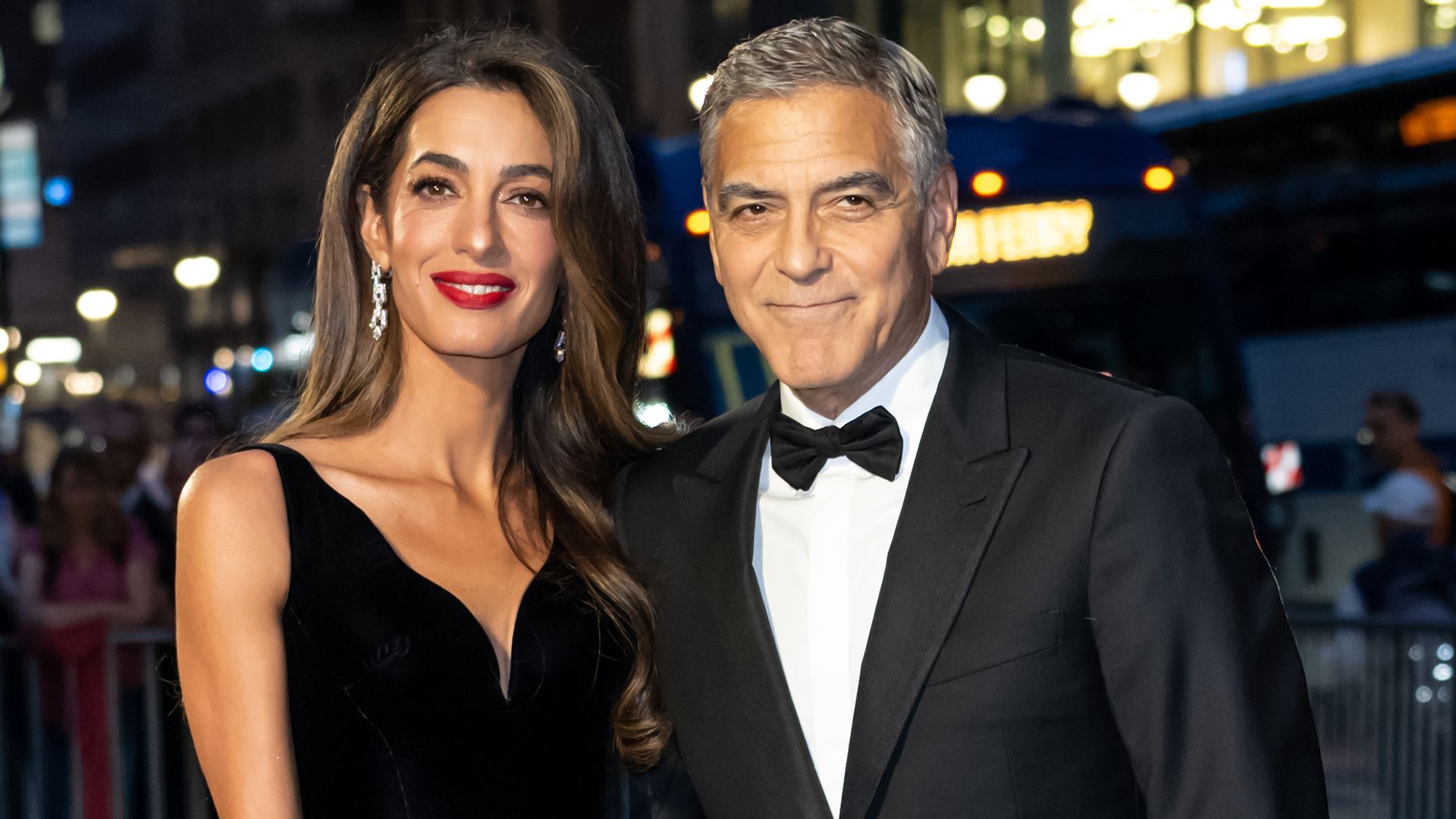 Amal Clooney acapara las miradas con vestido de terciopelo en Nueva York