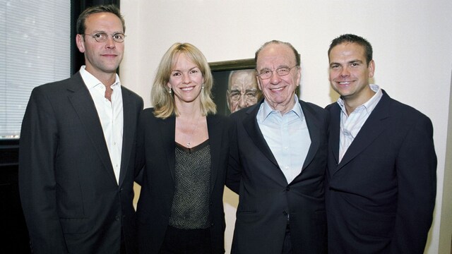 Rupert Murdoch con sus hijos James, Elisabeth y Lachlan, en Londres, 2007