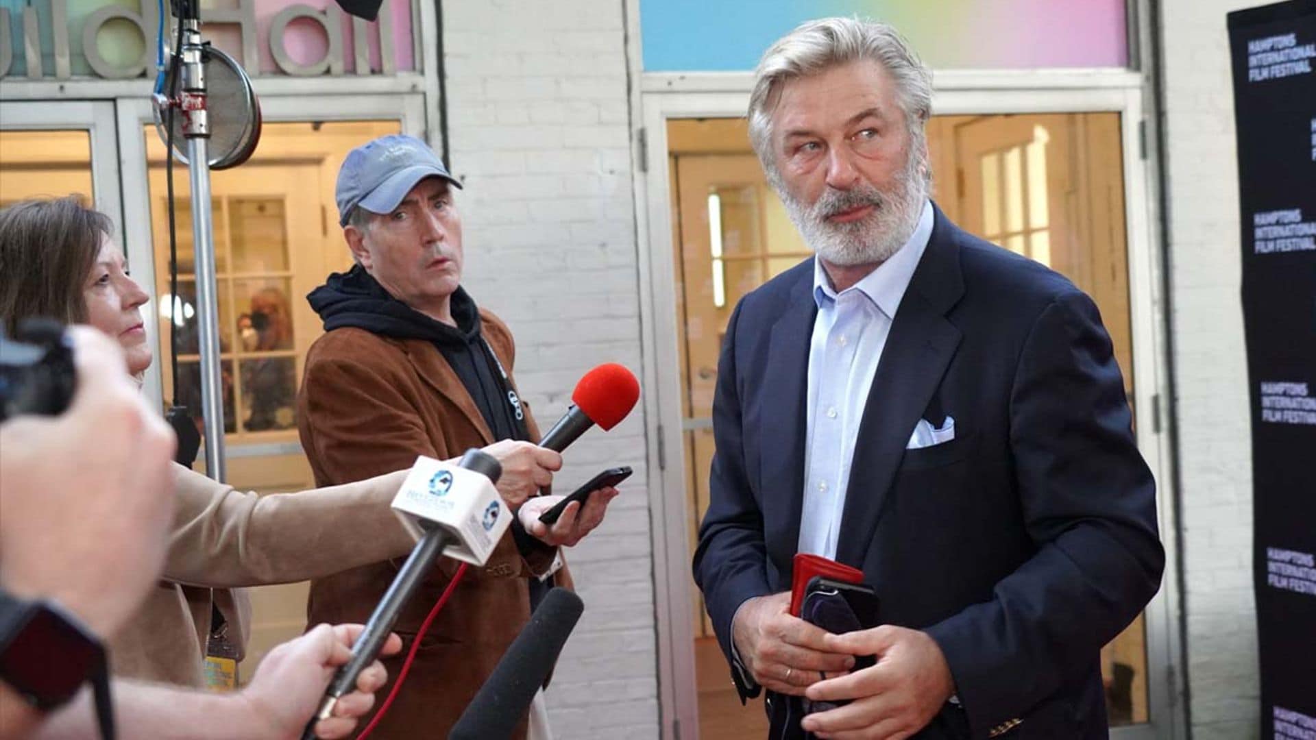 Alec Baldwin vuelve al teatro casi un año después del fatídico tiroteo en el rodaje de 'Rust'