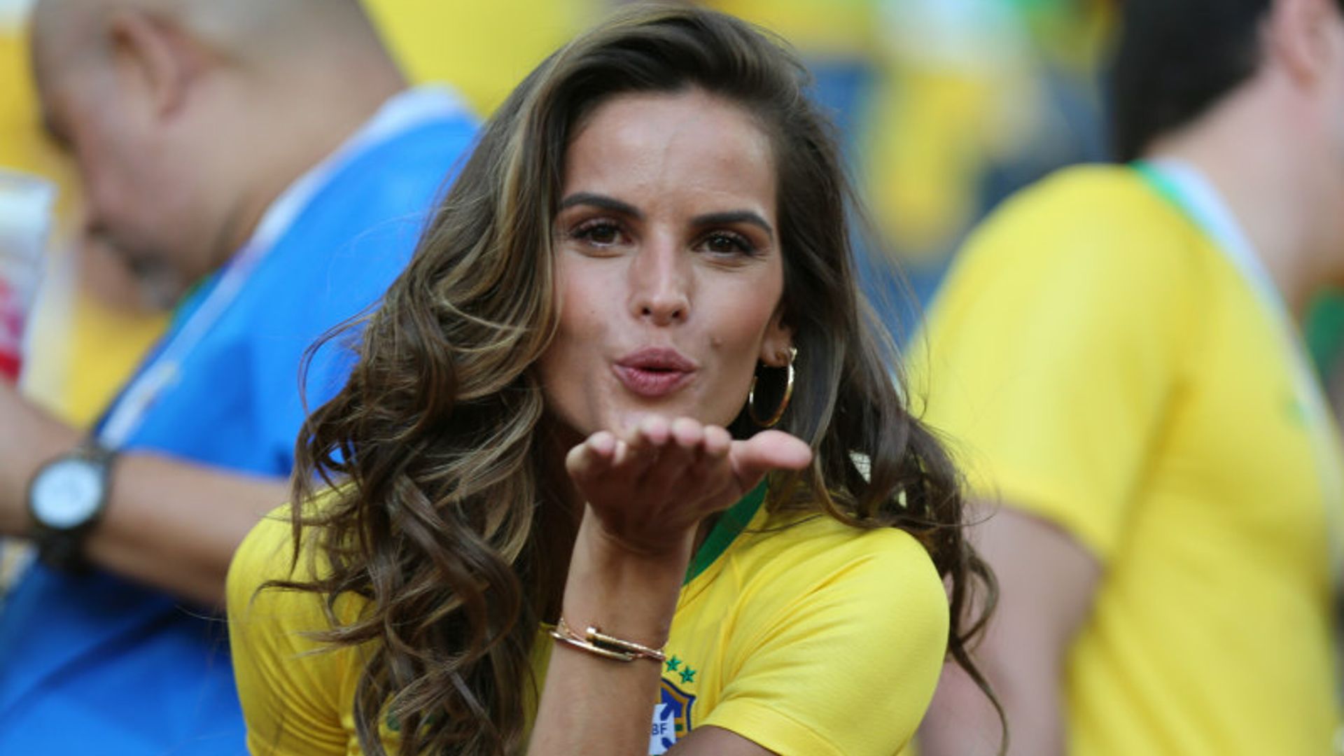 El impactante look de Izabel Goulart que sirvió de talismán a la selección de Brasil