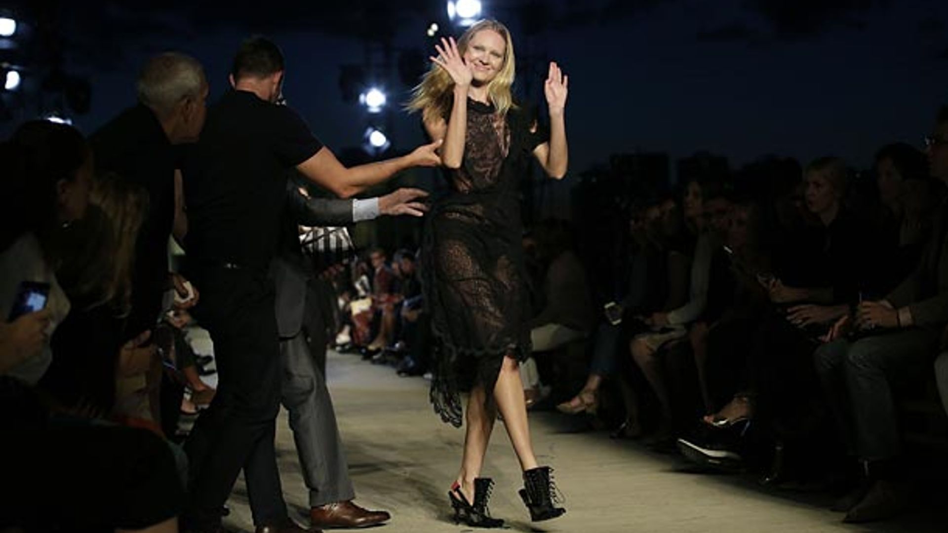 Candice Swanepoel y su incómodo momento en el debut neoyorquino de Givenchy