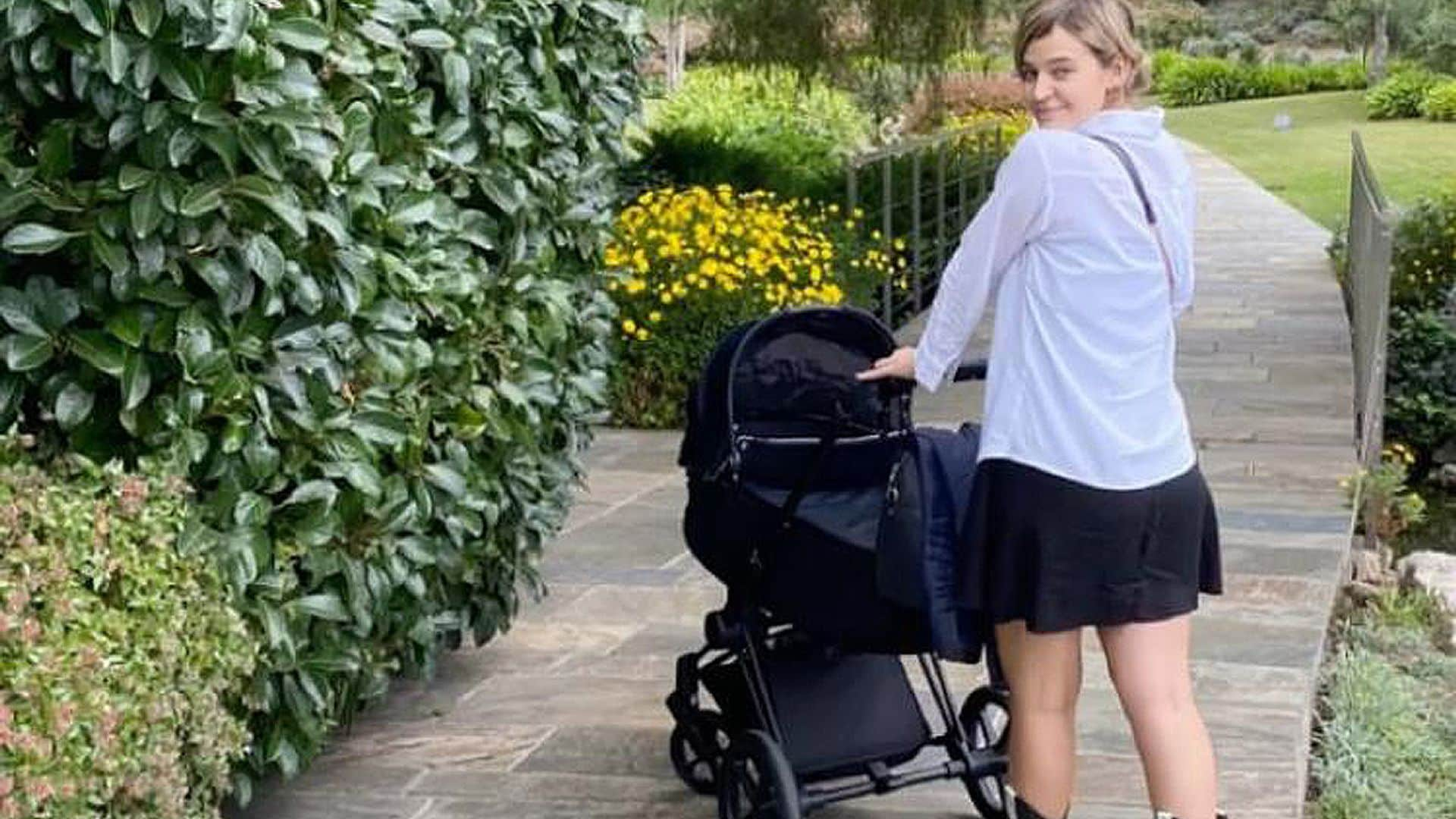 Laura Escanes disfruta del primer paseo de Roma una semana después de ser madre