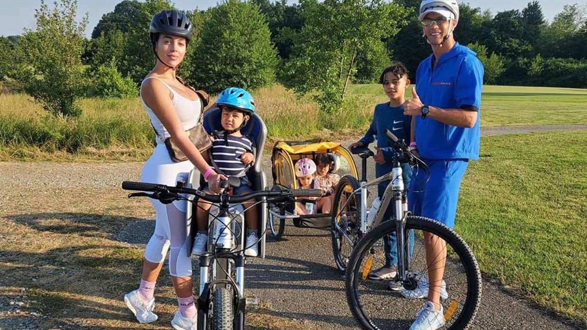 ¡No les falta detalle! Cristiano Ronaldo, Georgina y los pequeños de la casa, de excursión en bicicleta