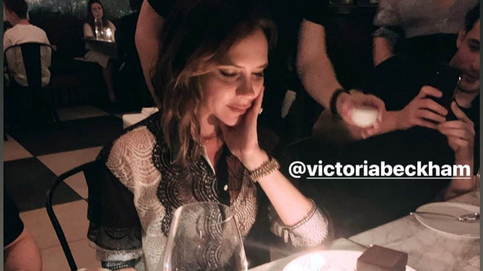 Victoria Beckham celebra por adelantado su cumpleaños con tarta, velas y rodeada de amigos