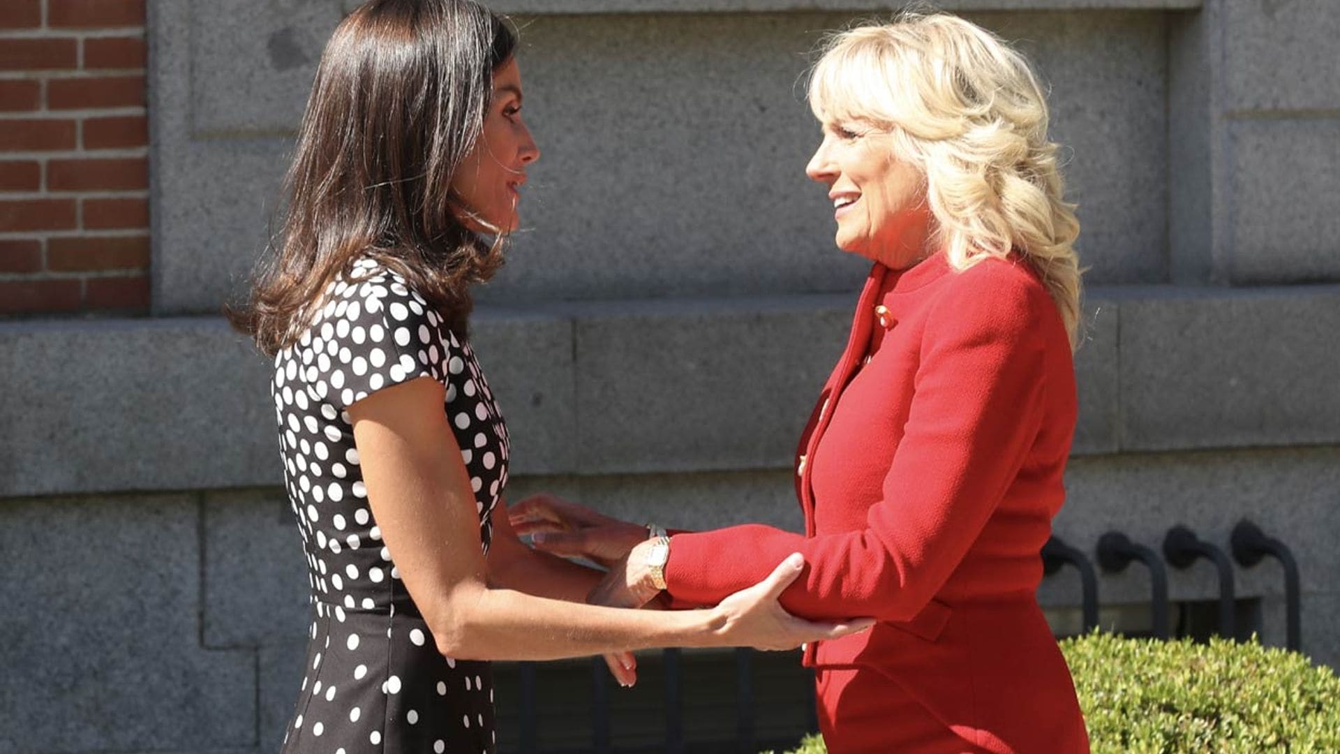 Del cariñoso encuentro con la Reina a su reunión con pacientes de cáncer: las primeras horas de Jill Biden en España