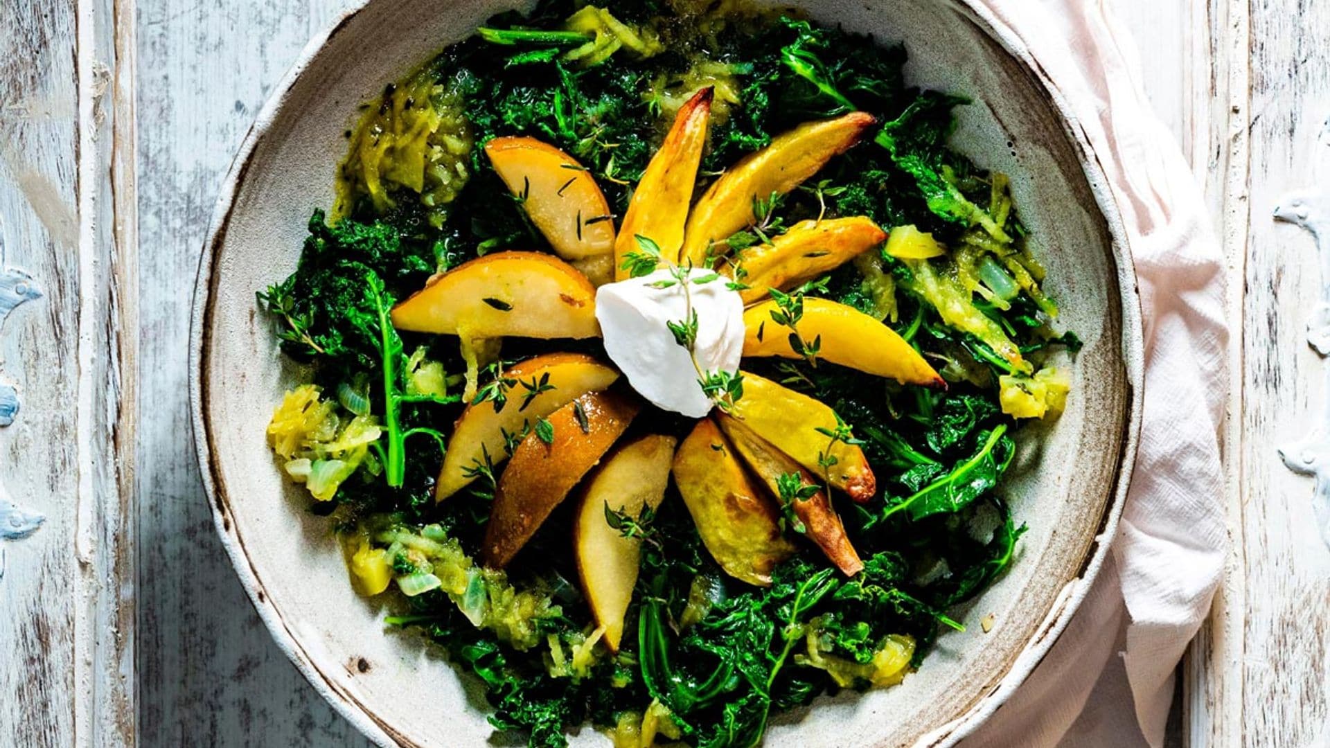 Ensalada templada de kale con peras