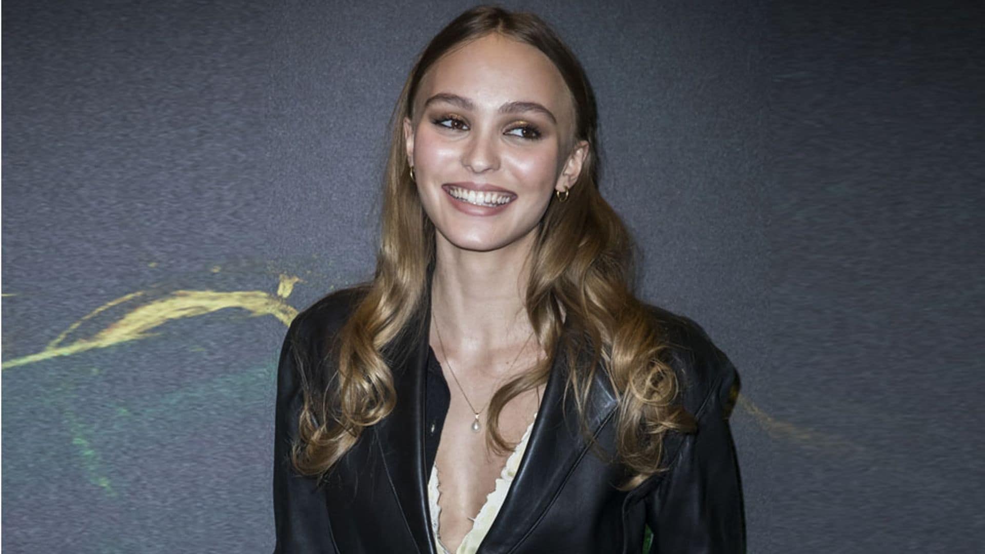 ¿Quieres parecer más alta cuando llevas pantalones anchos? Copia la sobrecamisa de Lily-Rose Depp